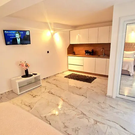 Apartment Ante *
